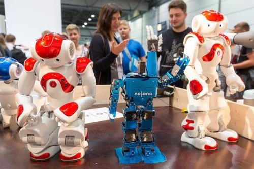 حضور ربات کمک کننده به کودکان اوتیسم و مادر یار در مسابقات رباتیک پکن