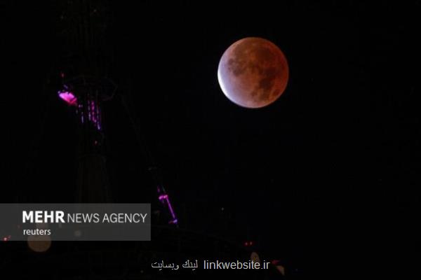 اولین خسوف ۷ سال اخیر در آسمان ایران راه شیری در کنار ماه سرخ