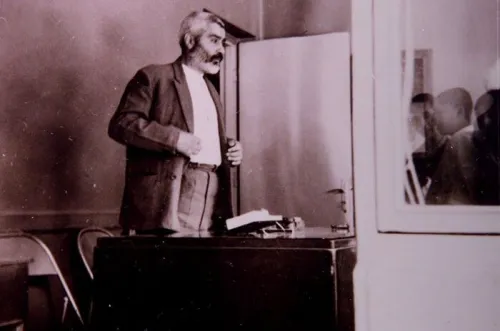 فیزیکدانی که آموزگاری را برگزید رضا روزبه محرم اسرار دانش آموزان بود