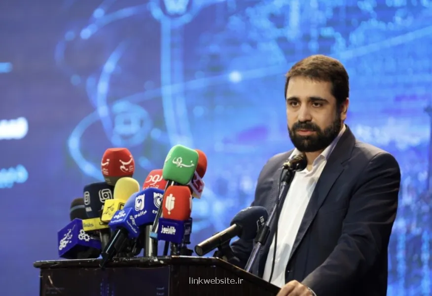 مرد پشت درهای بسته محدودیت اینترنت